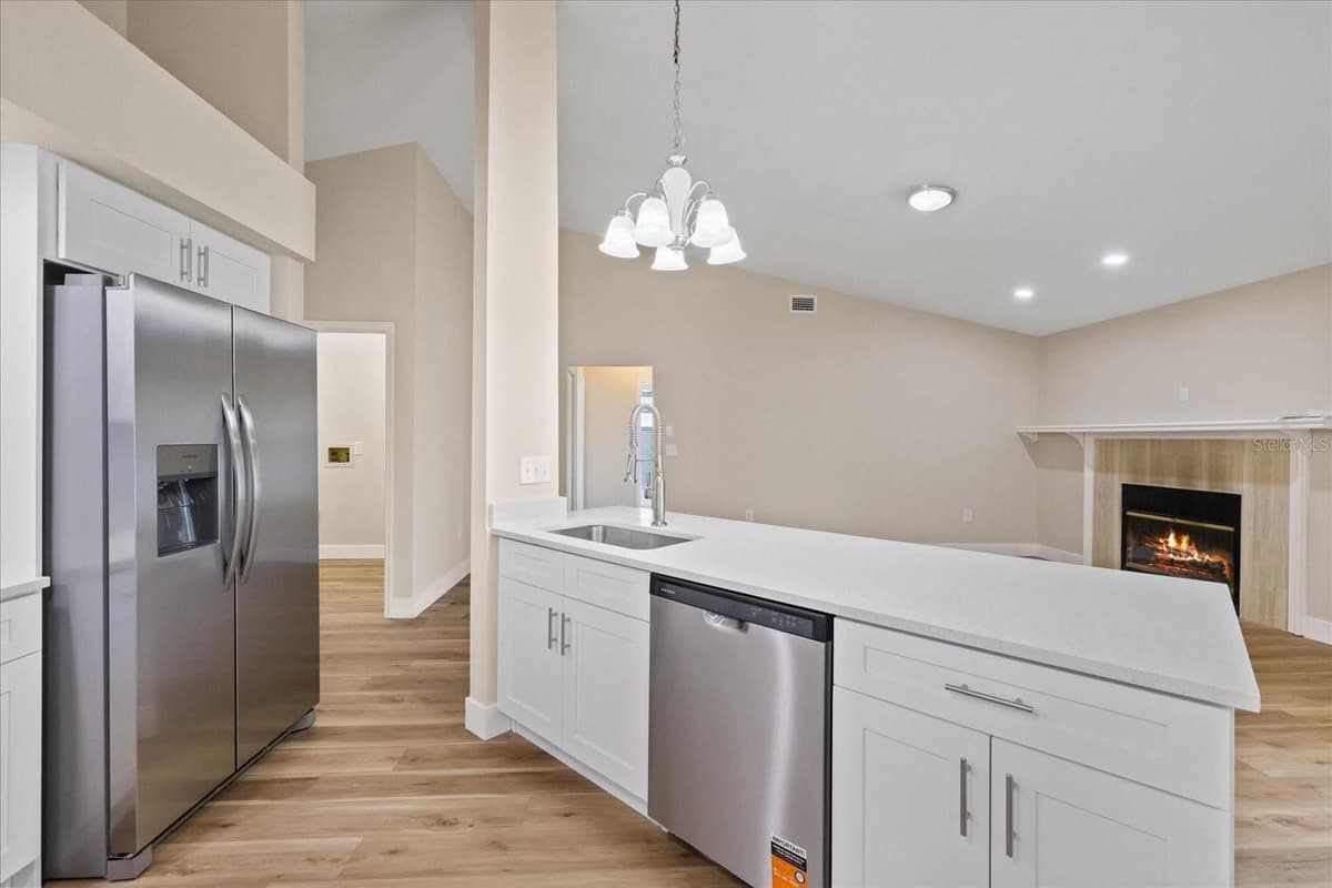 120 FOUNTAIN COURT — photo 7 of 47