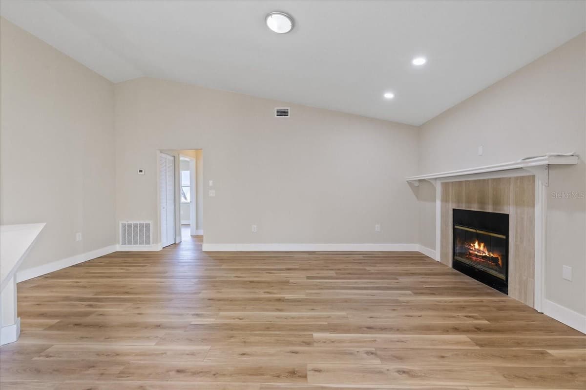 120 FOUNTAIN COURT — photo 16 of 47