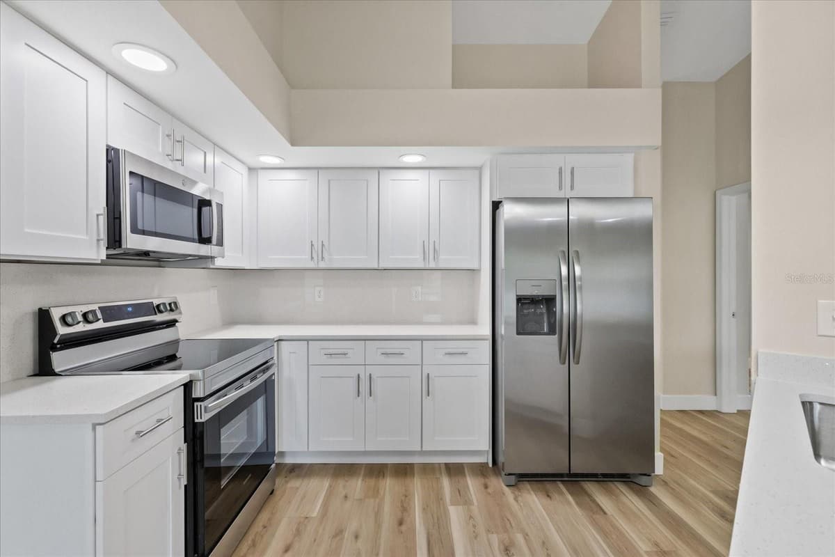 120 FOUNTAIN COURT — photo 8 of 47