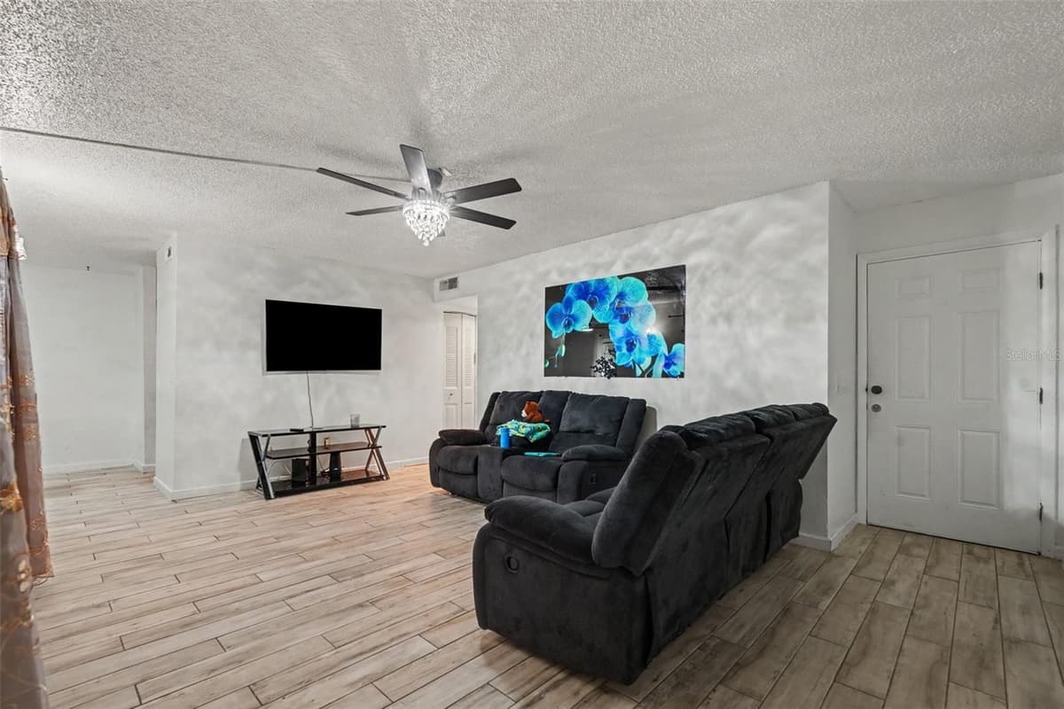 4008 CORTEZ DRIVE — photo 10 of 37