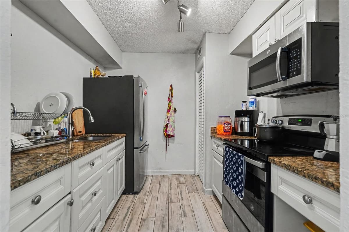 4008 CORTEZ DRIVE — photo 12 of 37
