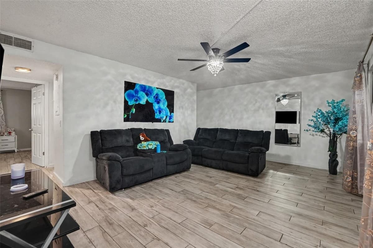 4008 CORTEZ DRIVE — photo 8 of 37