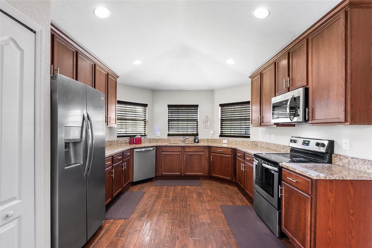 110 PROMENADE COURT — photo 11 of 43
