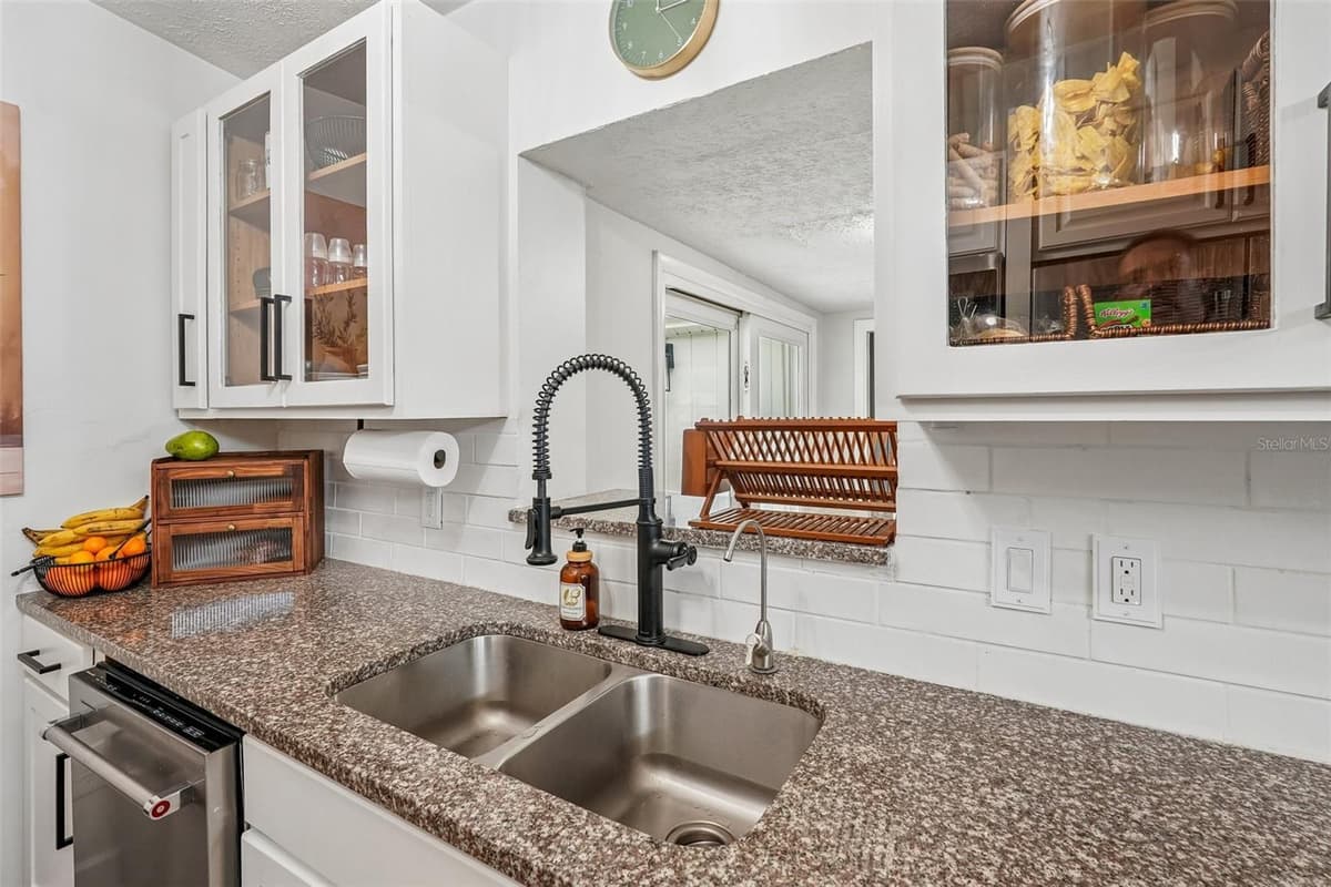 2406 FLORIDA BOULEVARD — photo 11 of 39