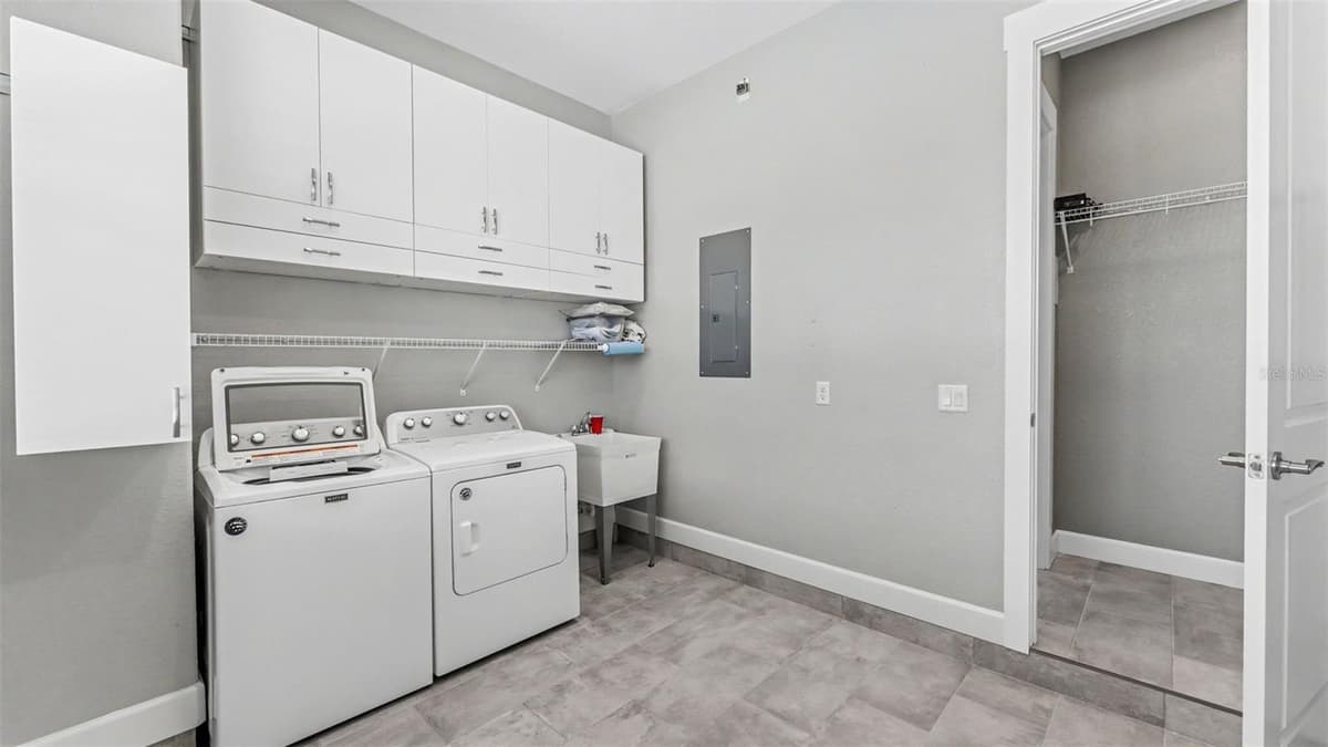 3220 FISH HAWK DRIVE — photo 11 of 36