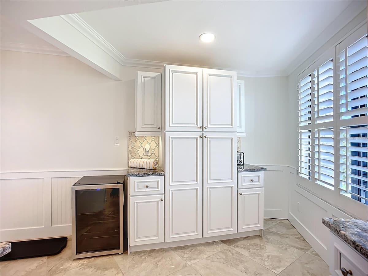 5770 MIDNIGHT PASS ROAD — photo 11 of 59
