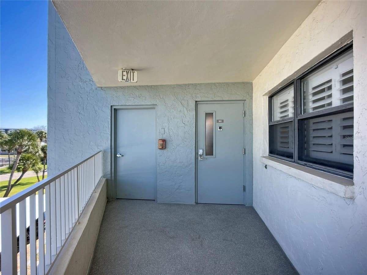 5770 MIDNIGHT PASS ROAD — photo 8 of 59