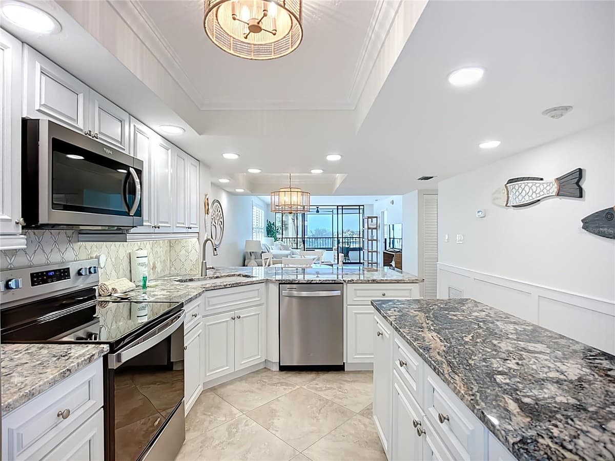 5770 MIDNIGHT PASS ROAD — photo 13 of 59