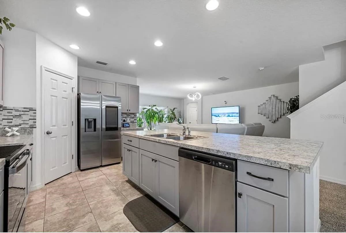 535 DARSHIRE AVENUE — photo 4 of 32