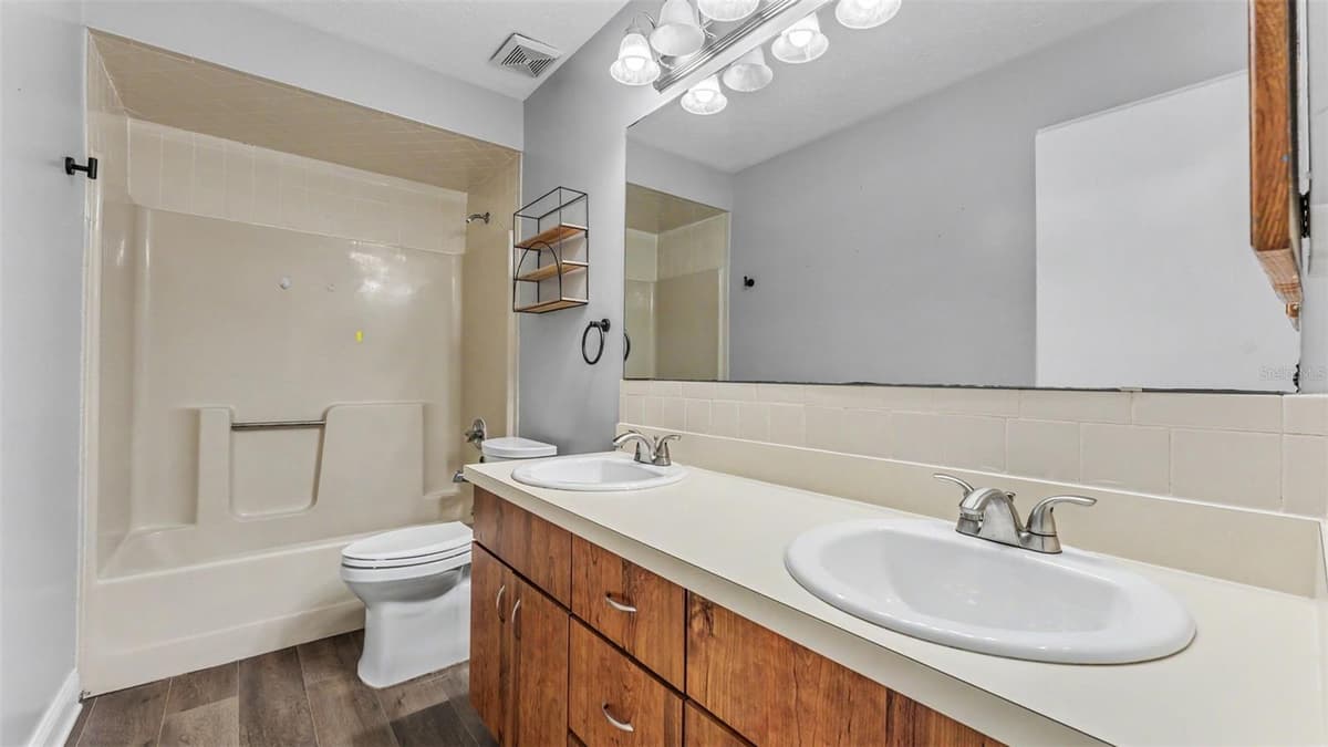 5195 OAKWOOD TRAIL — photo 13 of 45