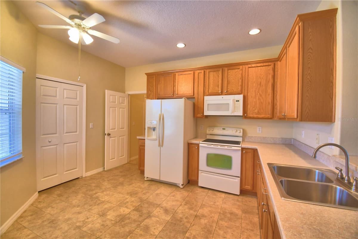 5621 FOREST RIDGE DRIVE — photo 11 of 52
