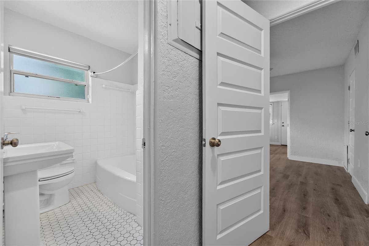 2510 BOYD AVENUE — photo 13 of 52