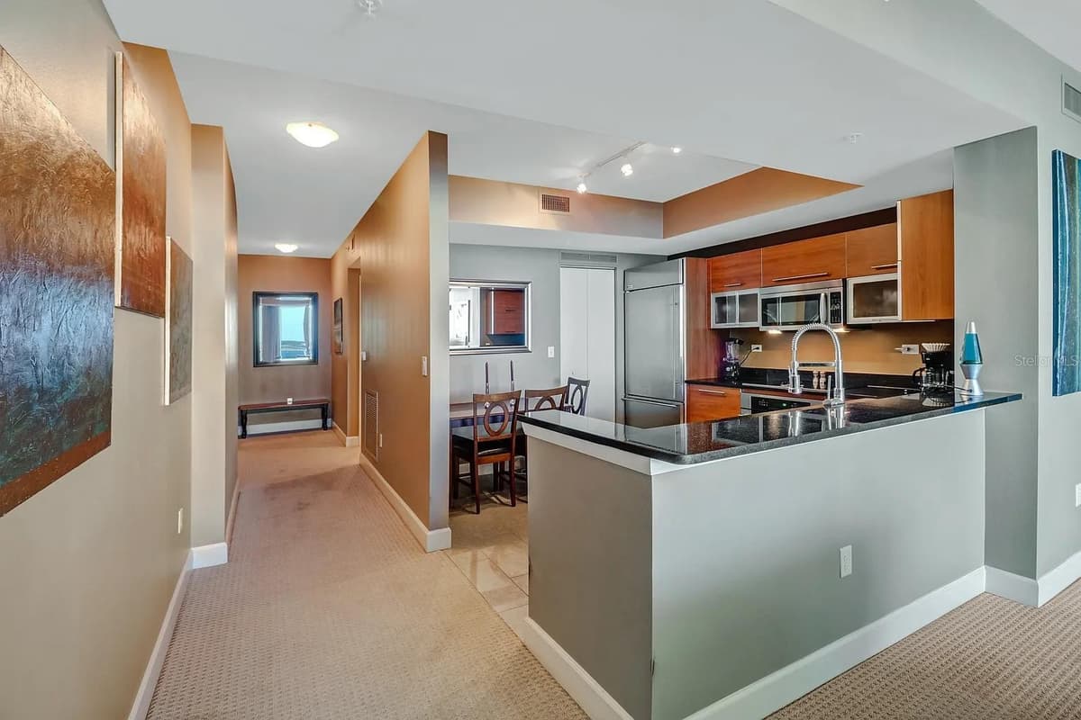 3000 OASIS GRAND BOULEVARD — photo 7 of 31