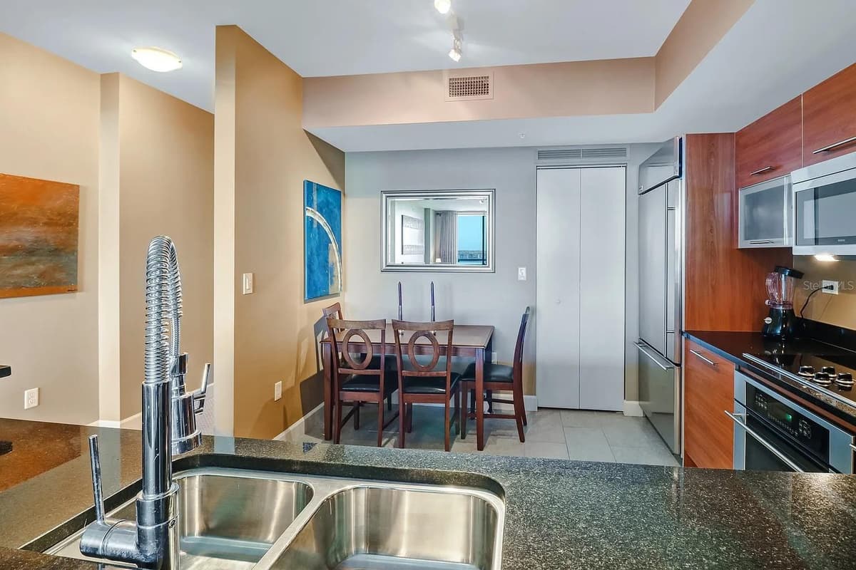 3000 OASIS GRAND BOULEVARD — photo 11 of 31