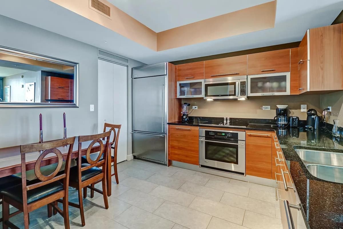 3000 OASIS GRAND BOULEVARD — photo 9 of 31