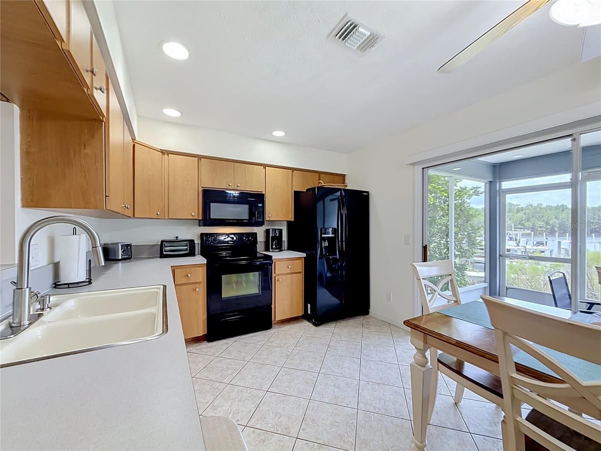 11122 COVE HARBOR DRIVE — photo 12 of 64