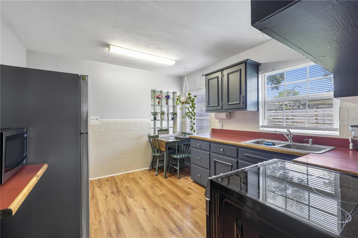 304 LAKE AVENUE — photo 14 of 43
