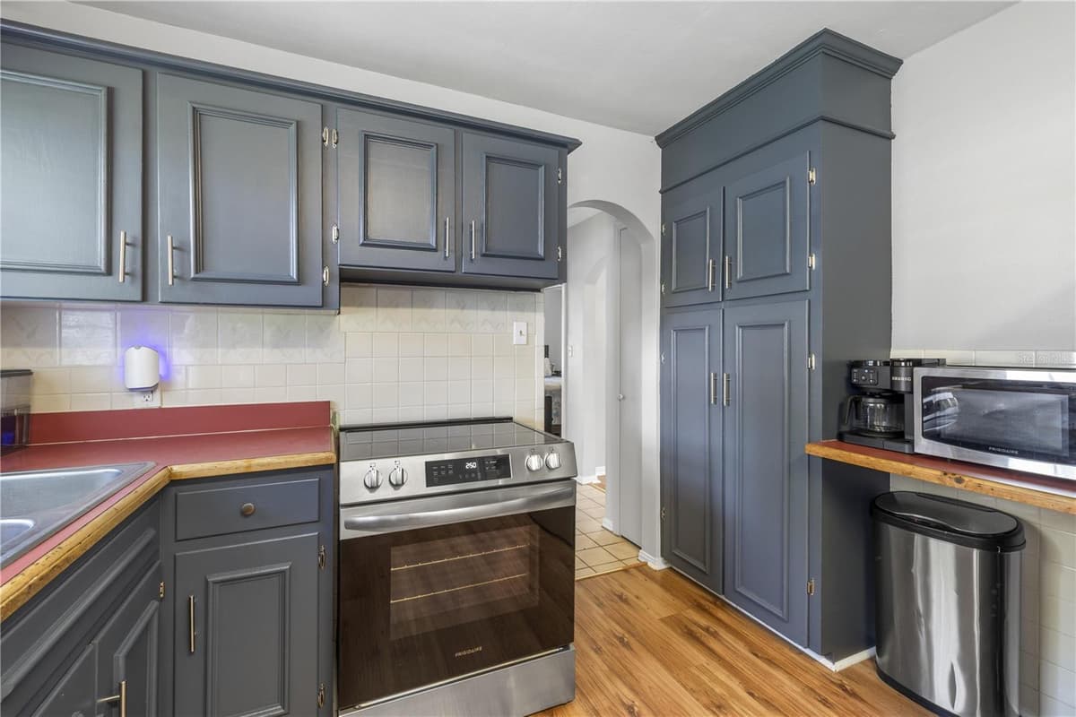 304 LAKE AVENUE — photo 15 of 43