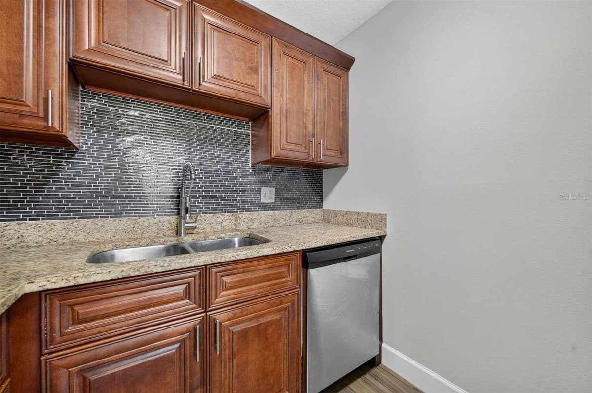 118 AMERICA STREET — photo 7 of 17