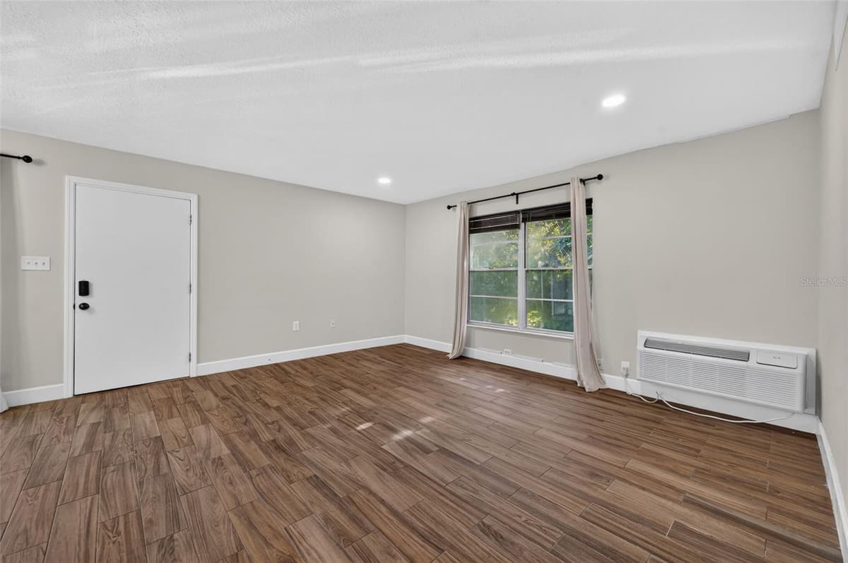 118 AMERICA STREET — photo 11 of 17