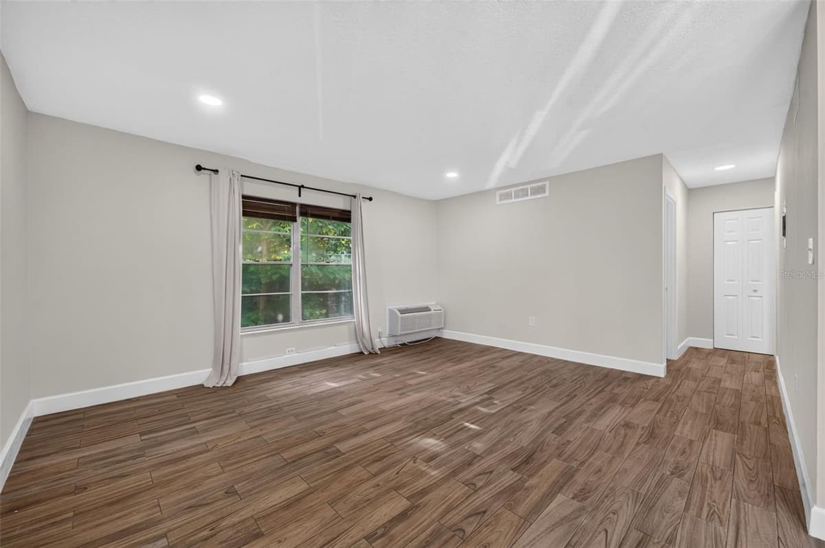 118 AMERICA STREET — photo 10 of 17