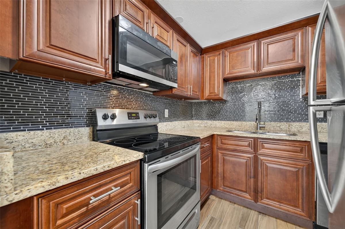118 AMERICA STREET — photo 6 of 17
