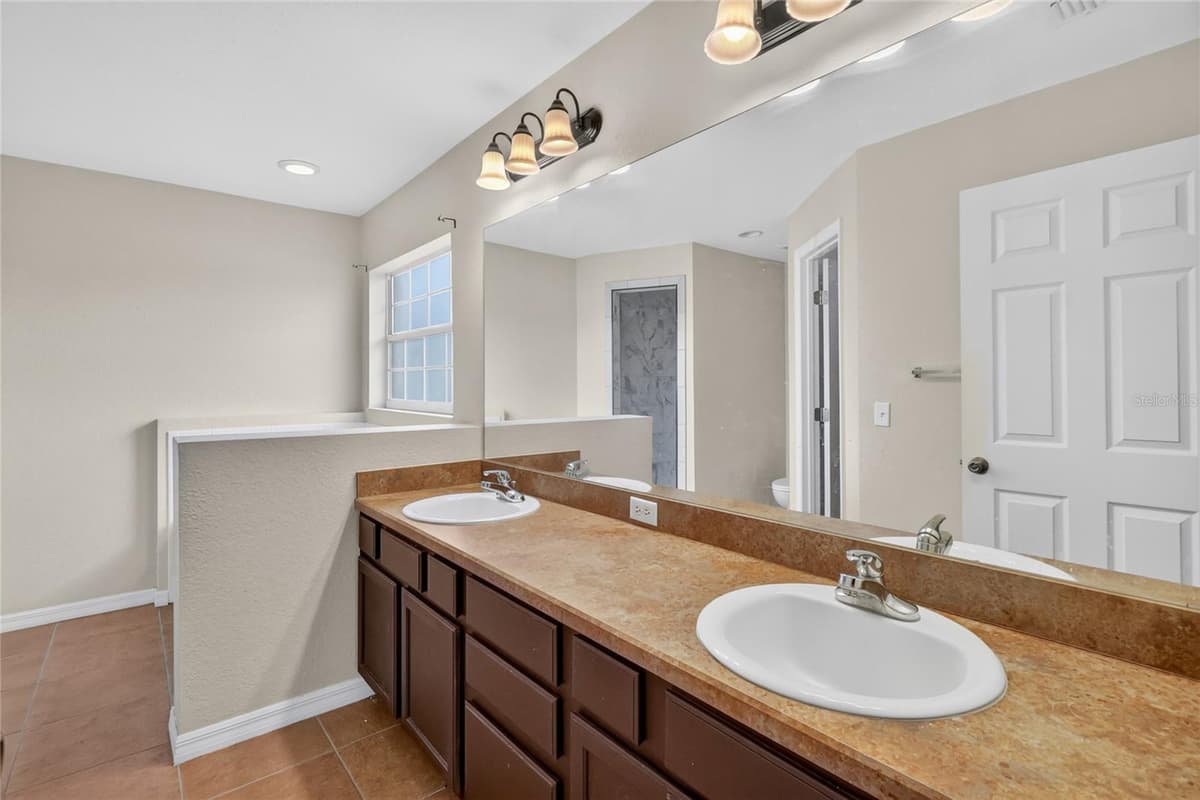 106 MAJESTIC GARDENS COURT — photo 10 of 33