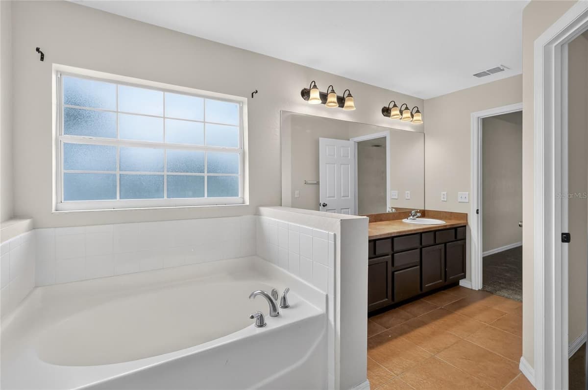 106 MAJESTIC GARDENS COURT — photo 11 of 33