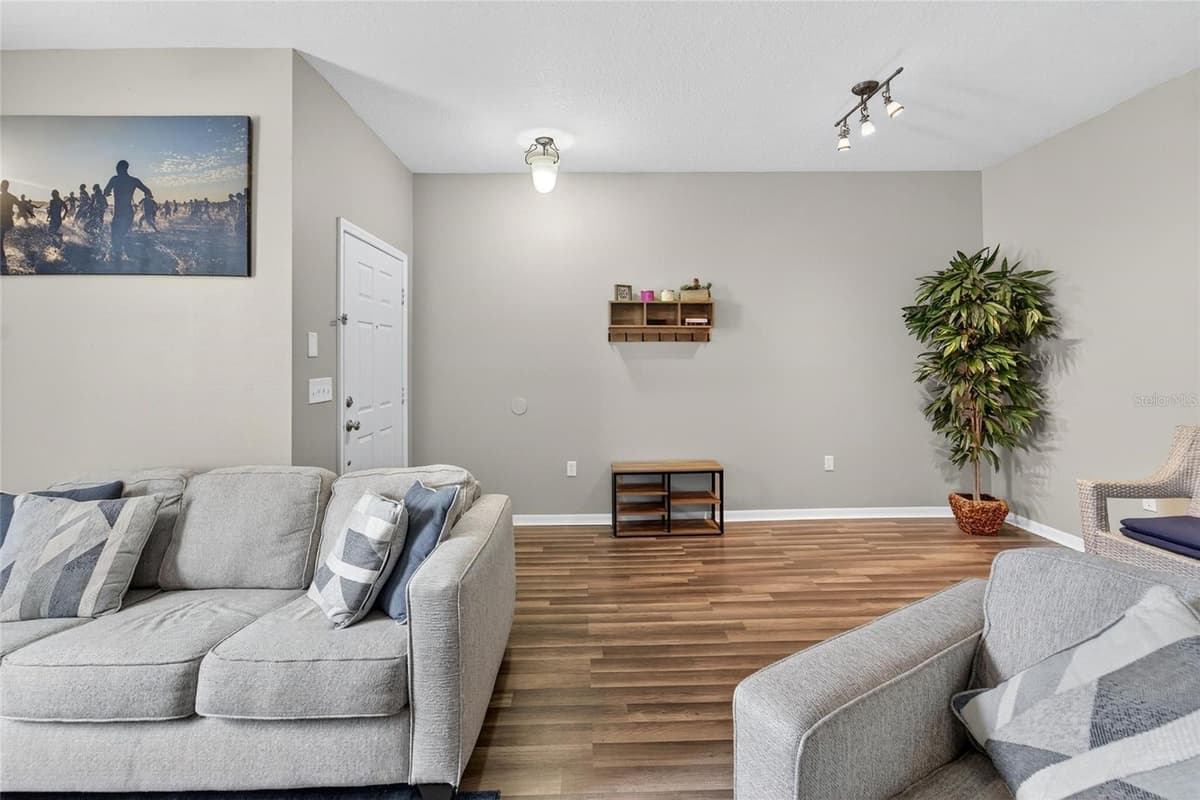 2052 GREENWOOD VALLEY DRIVE — photo 7 of 52