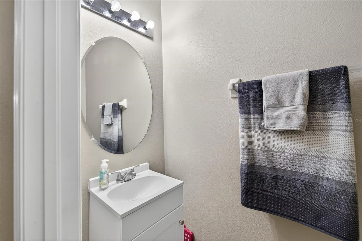 2052 GREENWOOD VALLEY DRIVE — photo 12 of 52