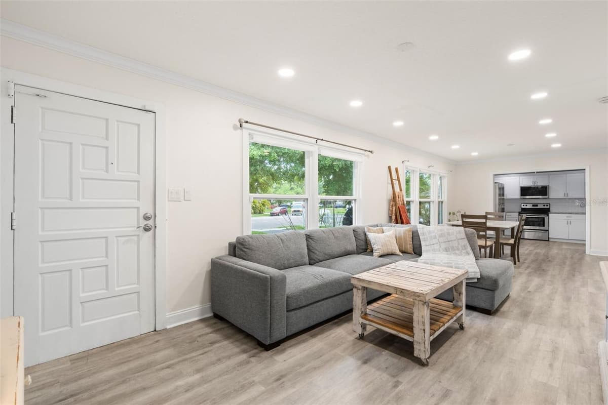 3822 EUCLID AVENUE — photo 4 of 36