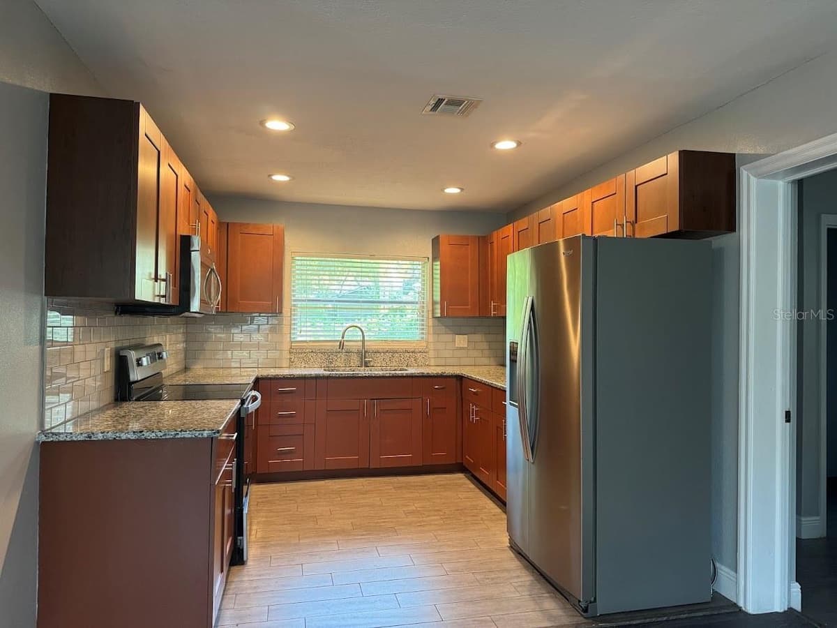 2125 CARLTON DRIVE — photo 2 of 20