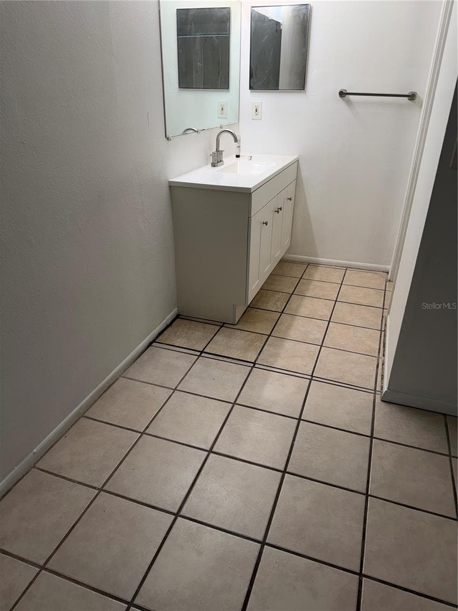 8237 RAVENCROFT DRIVE — photo 5 of 6