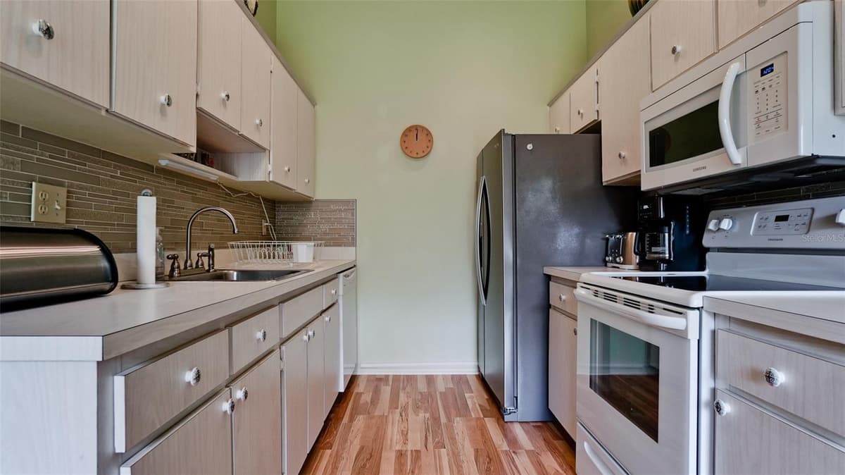 3211 42ND STREET — photo 13 of 29