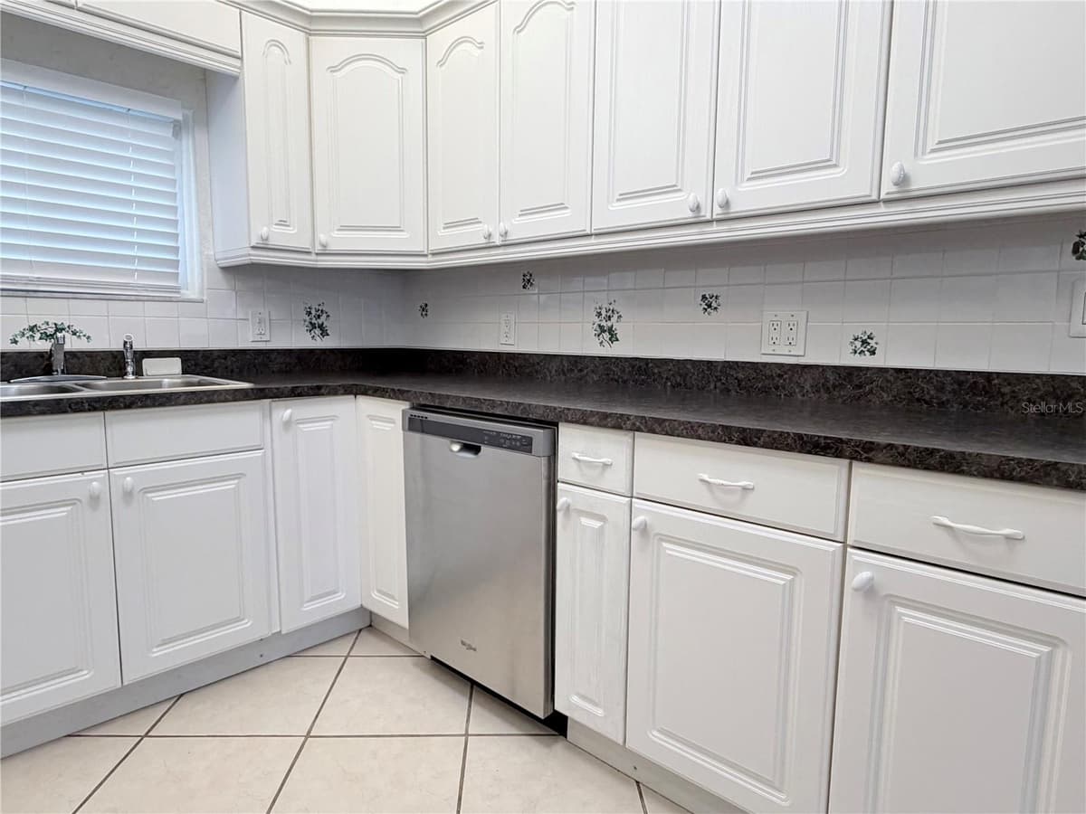4320 YARDLEY AVENUE — photo 17 of 34
