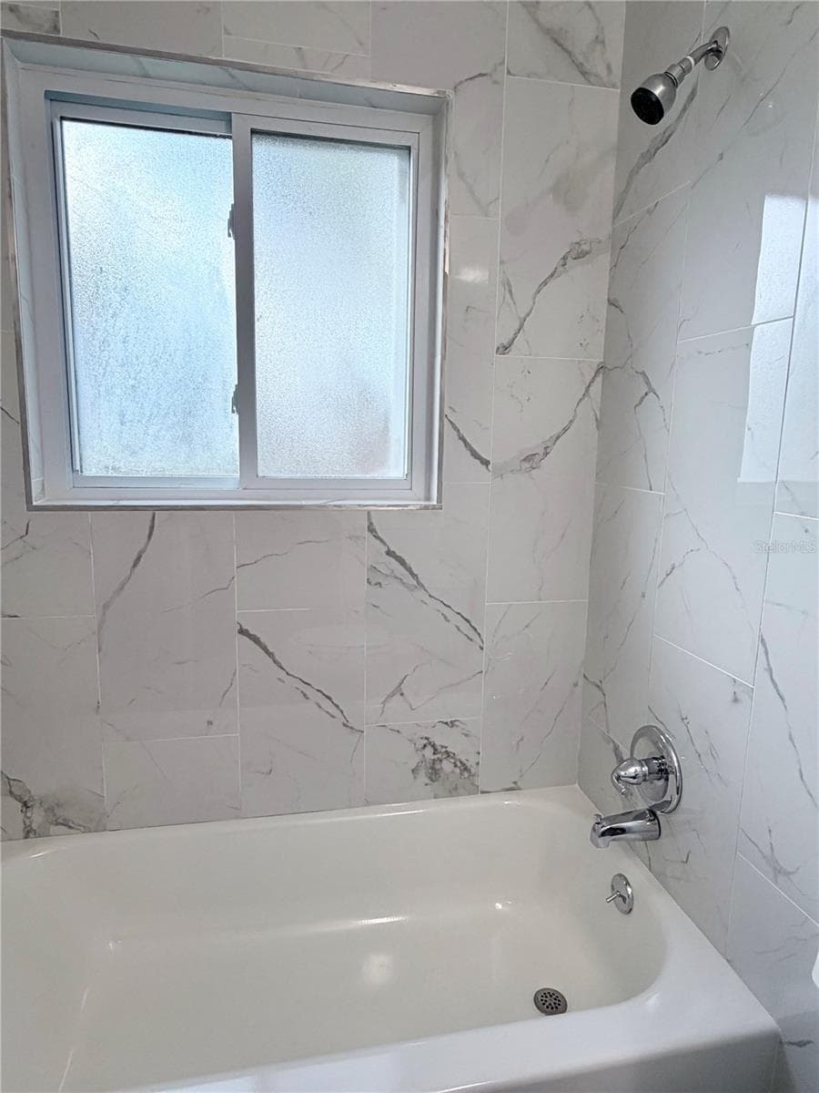 4320 YARDLEY AVENUE — photo 8 of 34