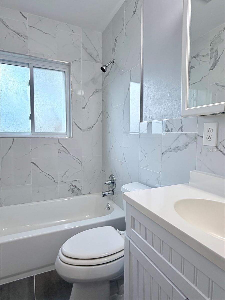 4320 YARDLEY AVENUE — photo 7 of 34