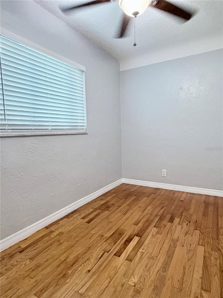 4320 YARDLEY AVENUE — photo 10 of 34