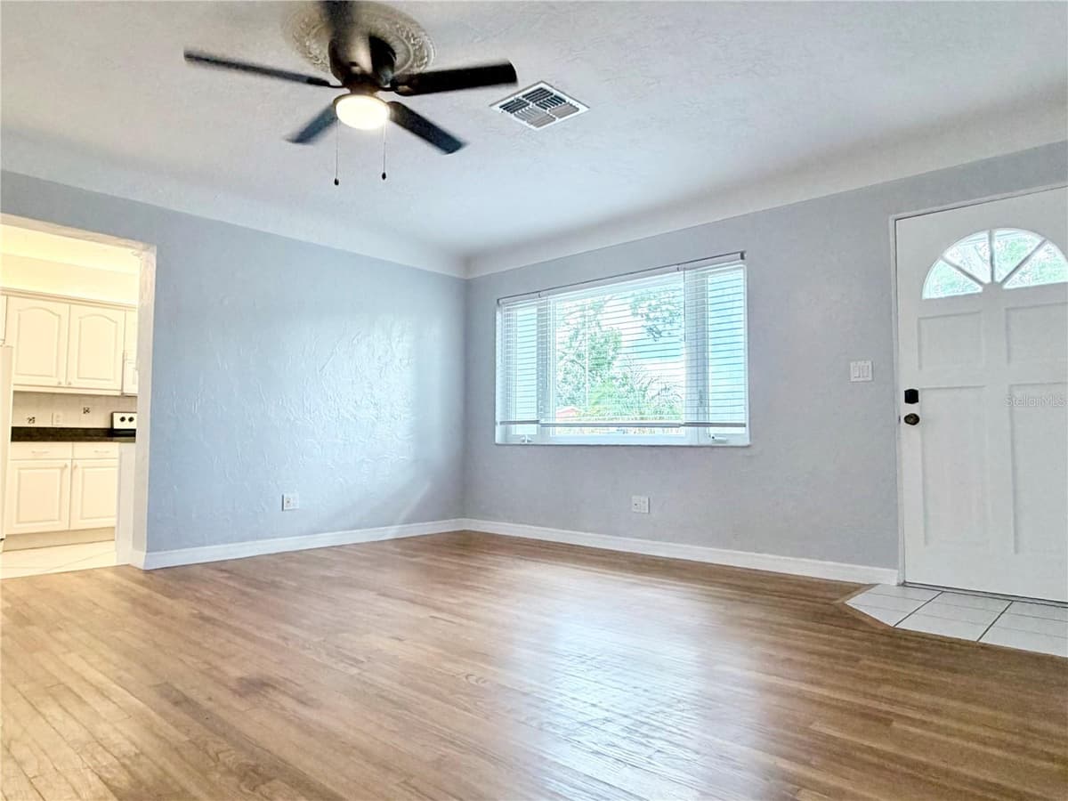 4320 YARDLEY AVENUE — photo 5 of 34