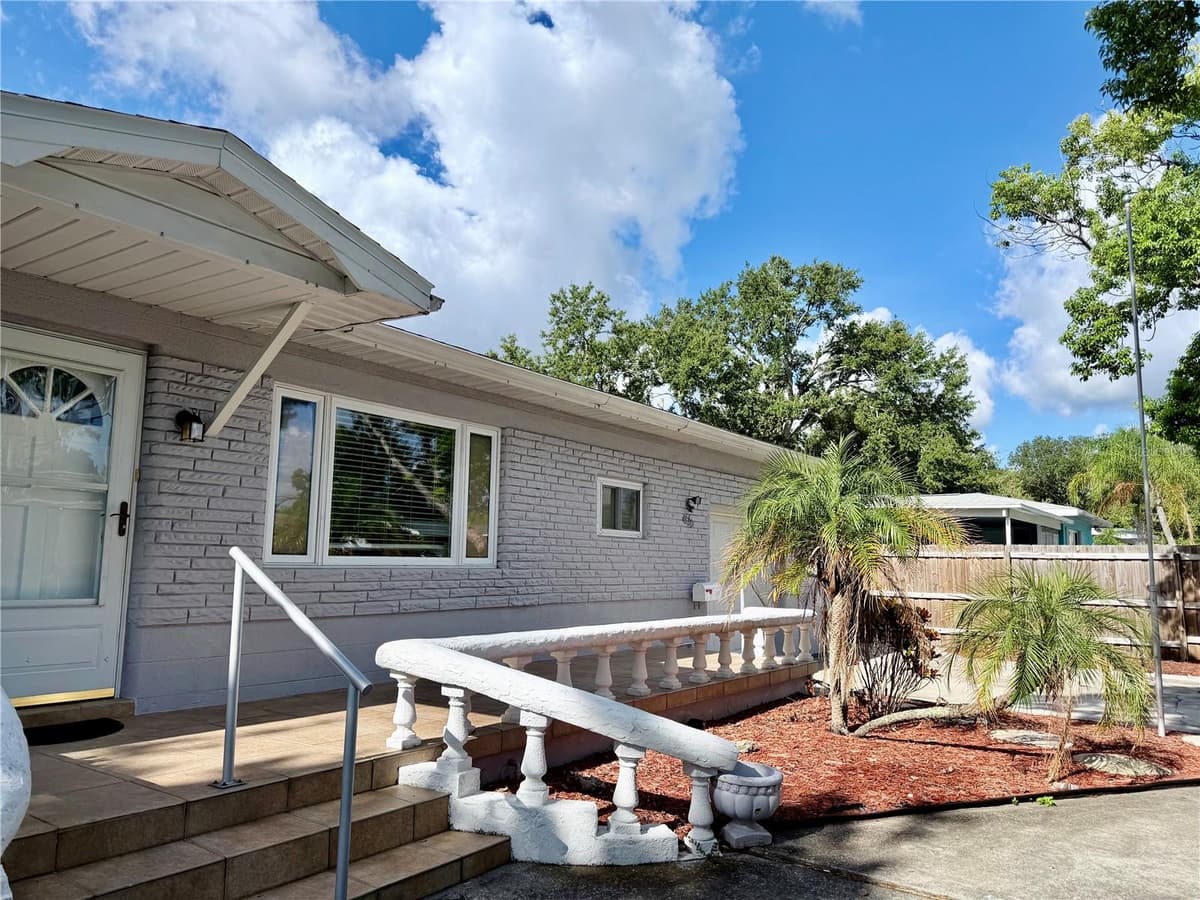4320 YARDLEY AVENUE — photo 3 of 34