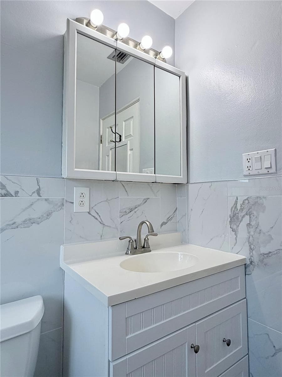 4320 YARDLEY AVENUE — photo 9 of 34