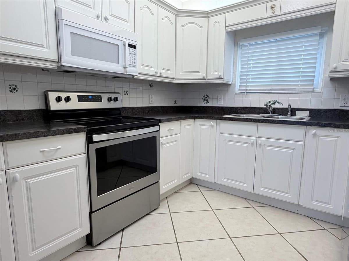 4320 YARDLEY AVENUE — photo 16 of 34