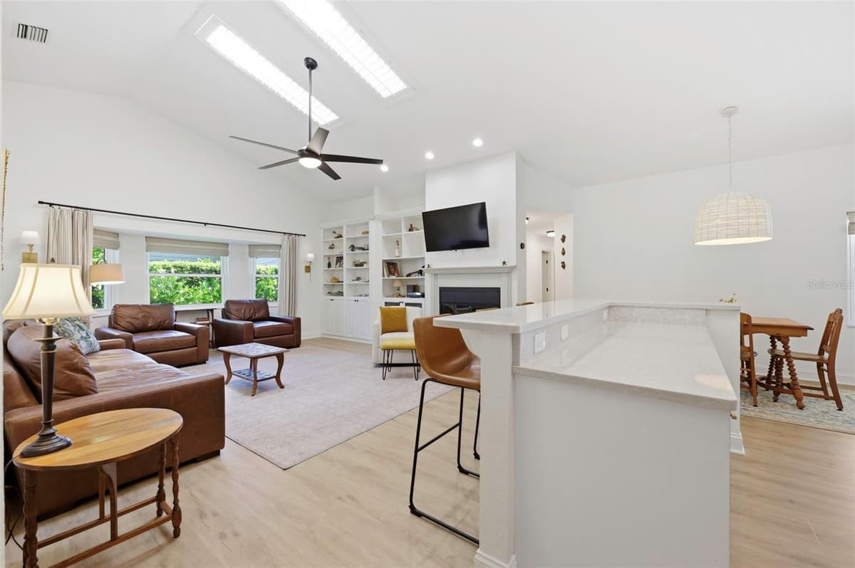 3347 LAKE SHORE LANE — photo 3 of 44