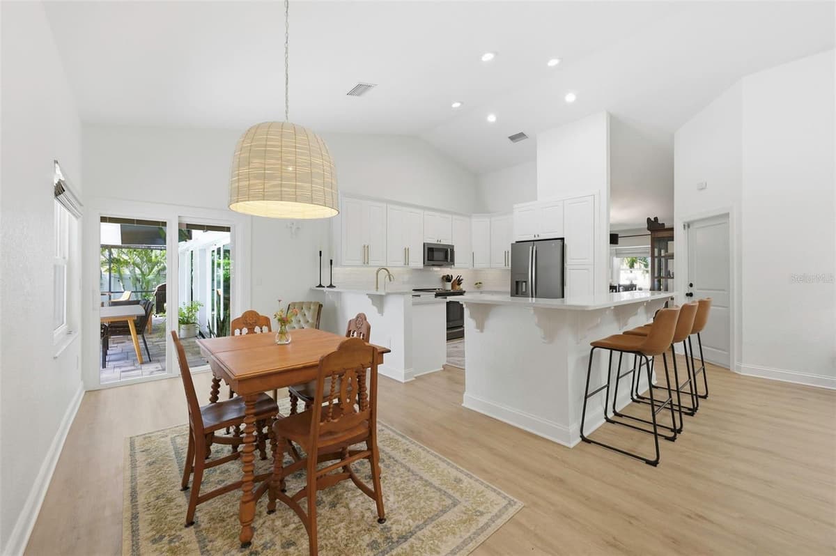 3347 LAKE SHORE LANE — photo 10 of 44