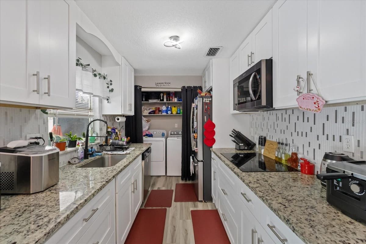 4552 CYNTHIA LANE — photo 13 of 39
