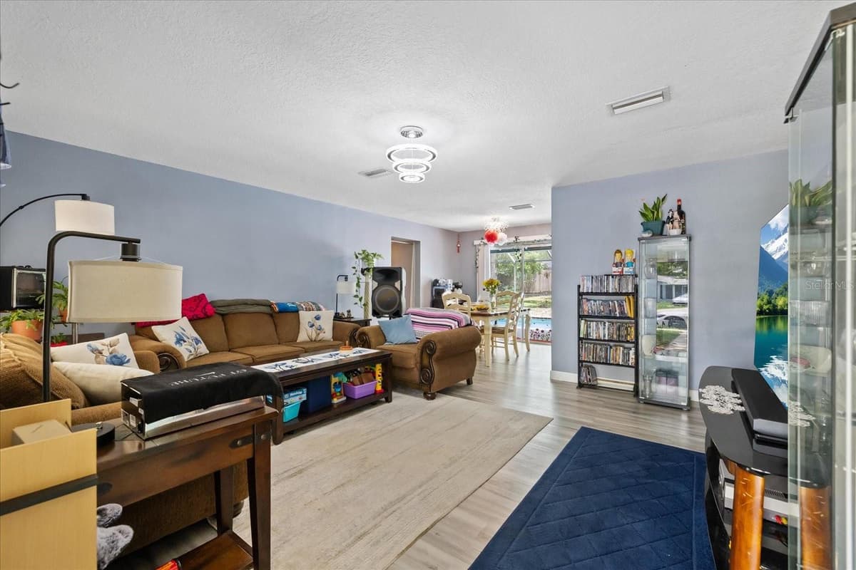 4552 CYNTHIA LANE — photo 7 of 39
