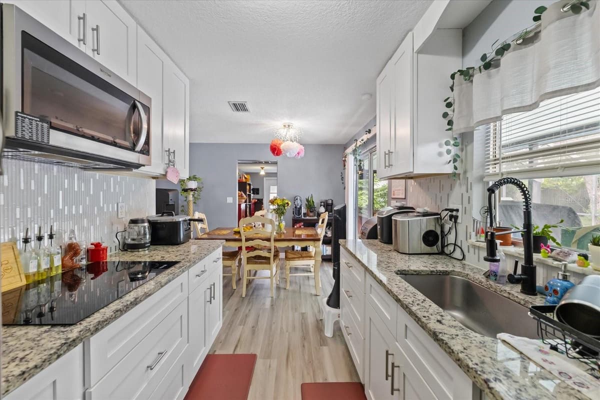4552 CYNTHIA LANE — photo 15 of 39