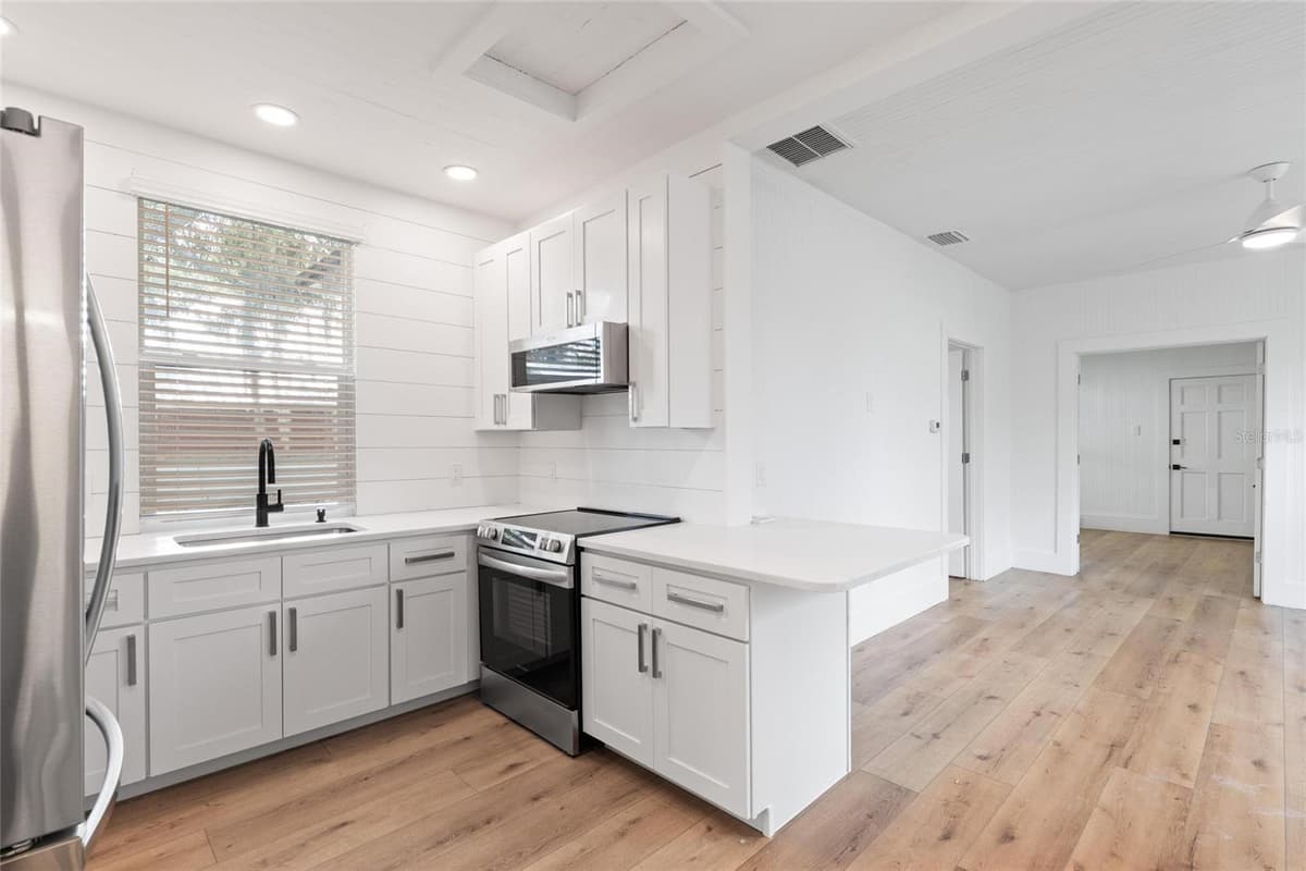 136 RING AVENUE — photo 8 of 30