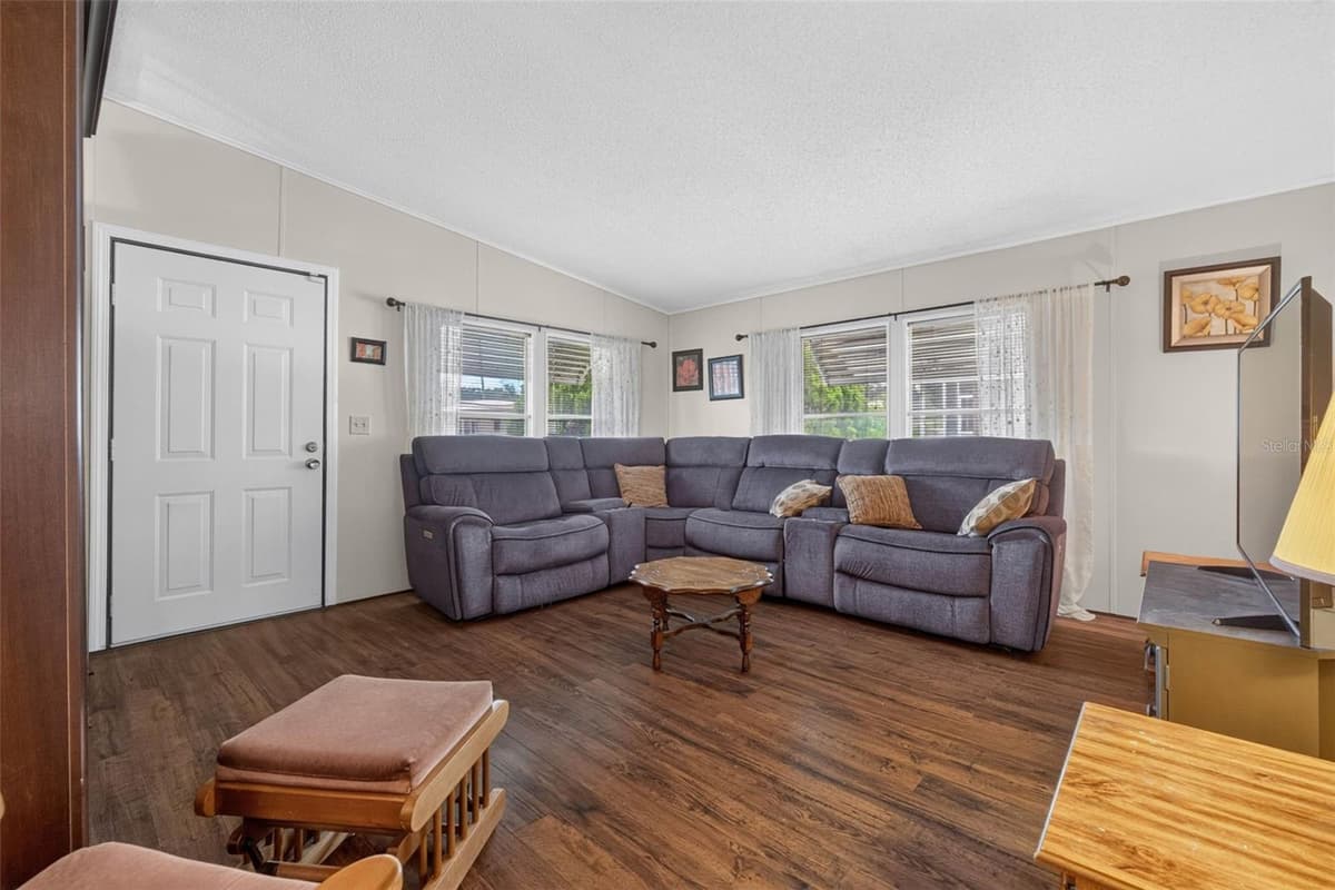 39200 OLA AVENUE — photo 10 of 49