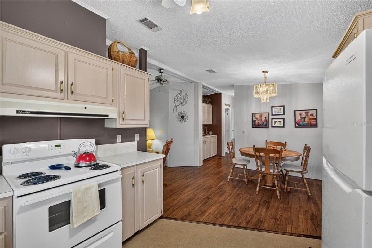 39200 OLA AVENUE — photo 13 of 49